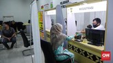 BEKASI MENUJU NEW NORMAL Warga melakukan perpanjangan SIM di Mal Pelayanan Publik Bekasi Trade Center, Bekasi, Jawa Barat, Selasa, 2 Juni 2020. Pelayanan perpanjangan SIM ini tetap menerapkan protokol pencegahan covid-19. CNNIndonesia/Safir Makki
