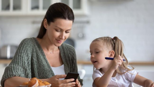 Apakah orang tua boleh membaca chat di ponsel anak? Sebenarnya ini boleh saja tapi orang tua perlu memperhatikan beberapa hal berikut.