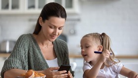 5 Hal Yang Perlu Orang Tua Perhatikan Saat Membaca Chat di HP Anak