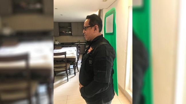 Pengemudi ojol membuat inovasi berupa sekat plastik yang digunakan untuk mencegah penularan virus corona (Covid-19).