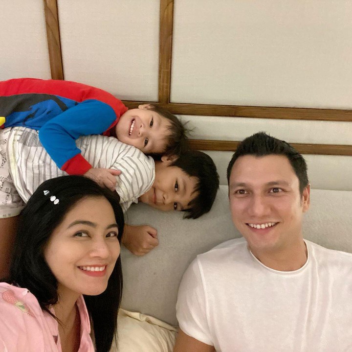<p>Foto bareng mama dan papa, Juna dan Kai tetap lengket ya. Kai nampaknya juga senang banget peluk Kakak Juna. (Foto: Instagram @titikamall)</p>
