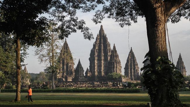 Suasana pagi di kawasan Taman Wisata Candi Prambanan, Sleman, DI Yogyakarta, Selasa (2/6/2020). Pihak Taman Wisata Candi Prambanan berencana melakukan percobaan pembukaan tempat wisata Candi Prambanan dengan standar protokol kesehatan yang ketat selama pandemi COVID-19. ANTARA FOTO/Hendra Nurdiyansyah/foc.
