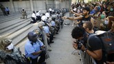 Cinta dan Respek di Tengah Aksi Antirasisme George Floyd Philadelphia police and National Guard take a knee at the suggestion of Philadelphia Police Deputy Commissioner Melvin Singleton, unseen, outside Philadelphia Police headquarters in Philadelphia, Monday, June 1, 2020 during a march calling for justice over the death of George Floyd, Floyd died after being restrained by Minneapolis police officers on May 25. (AP Photo/Matt Rourke)