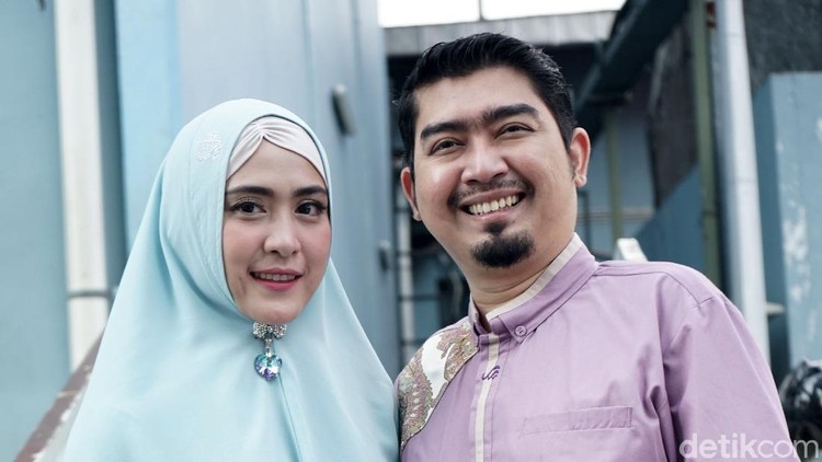 Ustaz Solmed dan April Jasmine Ustaz Solmed dan April Jasmine saat ditemui di kawasan Trans TV.