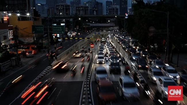 Jelang New Normal kemacetan sudah terjadi di jalan Mampang Prapatan. Jakarta Selatan. Selasa (02/6/ 2020). Pemerintah masih memberlakukan PSBB sampai dengan tanggal 4 Juni 2020. CNN Indonesia/Andry Novelino)