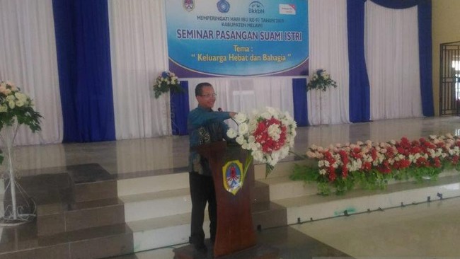 Bupati Melawi, Panji membuka seminar pasangan suami istri se-Kabupaten Melawi di Pendopo Bupati Melawi, Minggu (1/12).  (ANTARA/Slamet Ardiansyah)