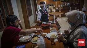 Tips Pakai Masker saat Makan di Restoran
