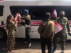 Warga Terima Bantuan Presiden Usai Kunjungan Jokowi ke Masjid Istiqlal