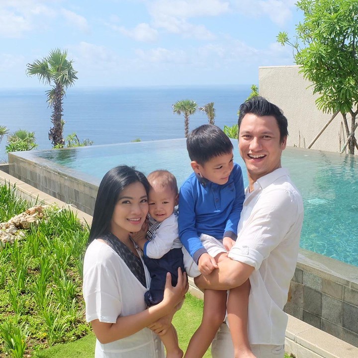 <p>Momen jalan-jalan keluarga sebelum pandemi Covid-19. Sehat selalu ya Titi Kamal dan keluarga. (Foto: Instagram @titikamall)</p>