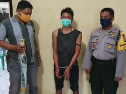 Ngeri, Seorang Pria Ngamuk Sambil Kibaskan Pedang di Pasar Hewan Kediri