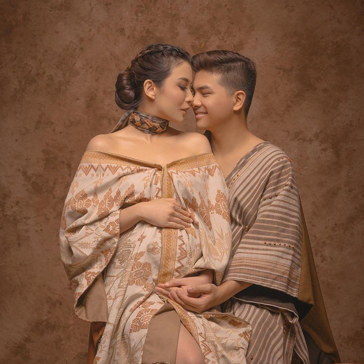 <p>Memilih tema tradisional, foto Chelsea Olivia dan Glenn ini terlihat hangat ya, Bunda. (Foto: Instagram @glennalinskie)</p>