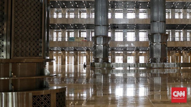 Pekerja masih terlihat melakukan proses tahap renovasi di Masjid Istiqlal. Jakarta.  (02/6/2020). Masjid Istiqlal akan dibuka pada Bulan Juli 2020 setelah rampung direnovasi. CNN Indonesia/Andry Novelino