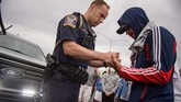 Cinta dan Respek di Tengah Aksi Antirasisme George Floyd A Connecticut State Trooper prays with Nathaniel Swift, right, in the middle of Interstate 84 after it was closed down by hundreds protesting the death of George Floyd, Monday, June 1, 2020, in Hartford, Conn. Said Swift,