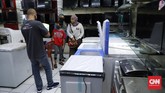 BEKASI MENUJU NEW NORMAL Pengunjung mencari elektronik di pertokoan elektronik kota Bekasi, Jawa Barat, Selasa, 2 Juni 2020. Pemkot Bekasi mengizinkan beberapa sektor usaha beresiko kecil memulai kembali aktifitasnya. CNNIndonesia/Safir Makki