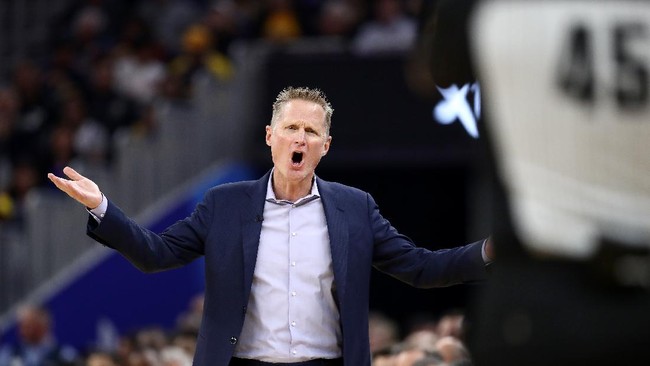 SAN FRANCISCO, CALIFORNIA - MARCH 05: Head coach Steve Kerr of the Golden State Warriors complains about a call during their game against the Toronto Raptors at Chase Center on March 05, 2020 in San Francisco, California. NOTE TO USER: User expressly acknowledges and agrees that, by downloading and or using this photograph, User is consenting to the terms and conditions of the Getty Images License Agreement.   Ezra Shaw/Getty Images/AFP