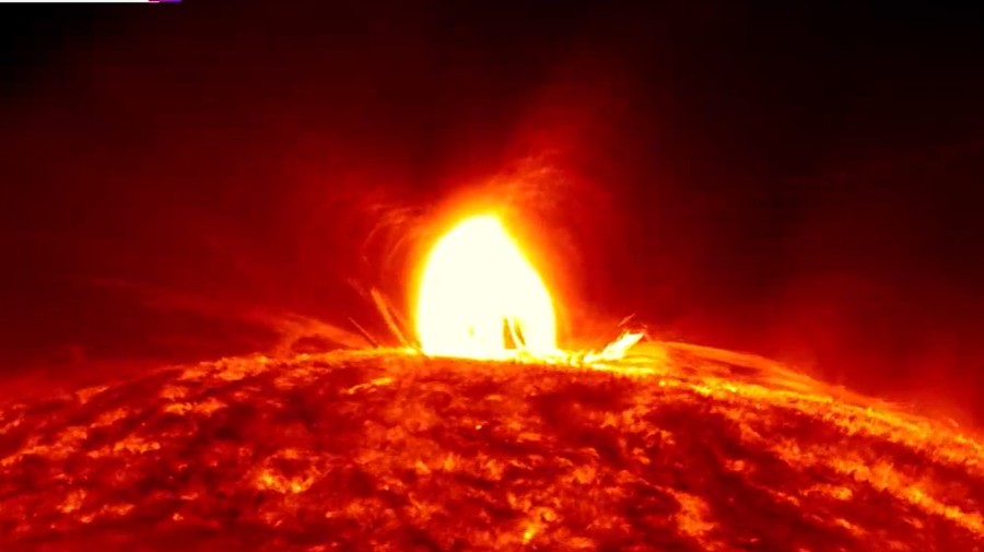 Ledakan Besar Terjadi di Matahari Solar Dynamics Observatory milik NASA baru saja merekam solar flare atau suar Matahari, yaitu ledakan terbesar yang terjadi di bintang tersebut sejak tahun 2017. Kini dengan terjadinya solar flare itu, ada kemungkinan Matahari bakal sangat aktif kembali.