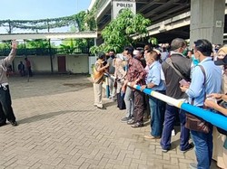 Dibatasi Kuota, Warga Tertib Antre Perpanjang SIM di Satpas Jaktim