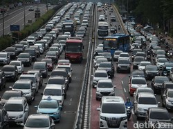 Perkantoran di DKI Dibuka Hari Ini, Tol Cibubur Arah Cipayung Macet 3 Km