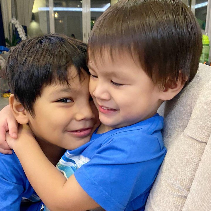 <p>Dalam segala suasana, dua anak Titi Kamal selalu nampak akur ya, Bunda. Berpelukan lagi nih. (Foto: Instagram @titikamall)</p>