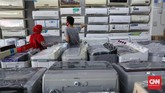 BEKASI MENUJU NEW NORMAL Pengunjung mencari AC di pertokoan elektronik kota Bekasi, Jawa Barat, Selasa, 2 Juni 2020. Pemkot Bekasi mengizinkan beberapa sektor usaha beresiko kecil memulai kembali aktifitasnya. CNNIndonesia/Safir Makki