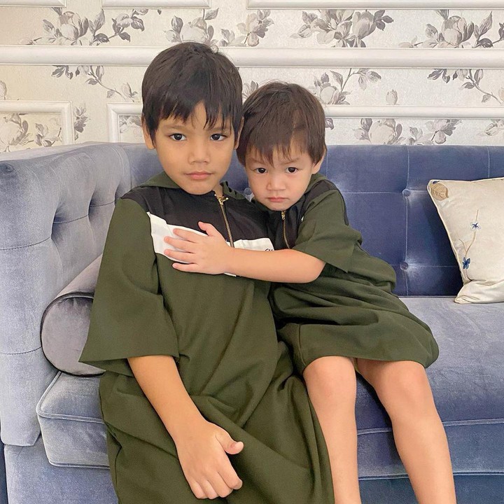 <p>Merayakan Lebaran tahun ini di rumah saja. Kai dan Juna kompak pakai baju yang sama. <em>So sweet!</em> (Foto: Instagram @titikamall)</p>
