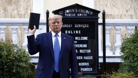 Pose Trump Bawa Alkitab sampai Ribuan Tentara AS Siaga Tinggi