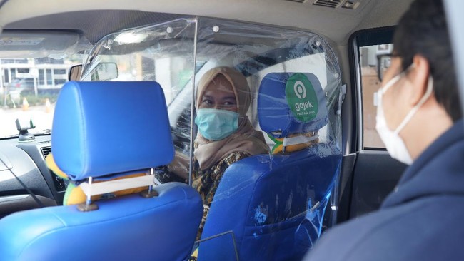 Selama  PPKM darurat, Transportasi umum (kendaraan umum, angkutan massal), taksi (konvensional dan online) hanya boleh mengangkut maksimal 70 persen penumpang.