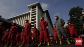 Penyemprotan Disinfektan Istiqlal dan Katedral Jelang New Normal Petugas damkar DKI Jakarta menyemprotkan cairan disinfektan di tempat ibadah Masjid Istiqlal dan Gereja Katedral, Jakarta, Rabu (3/6/2020). Langkah ini dilakukan sebagai upaya preventif dalam mendukung kebijakan pemerintah yang akan segera menerapkan kenormalan baru di tengah pandemi Covid-19.