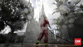 FOTO: Sterilisasi Istiqlal dan Katedral Jelang New Normal
