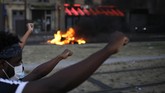Demo kematian George Floyd di Paris Protesters raises their fist during a demonstration Tuesday, June 2, 2020. Paris riot officers fired tear gas as scattered protesters threw projectiles and set fires at an unauthorized demonstration against police violence and racial injustice. Several thousand people rallied peacefully for two hours around the main Paris courthouse in homage to George Floyd and to Adama Traore, a French black man who died in police custody. (AP Photo/Rafael Yaghobzadeh)