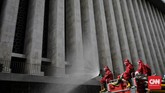 Penyemprotan Disinfektan Istiqlal dan Katedral Jelang New Normal Petugas damkar DKI Jakarta menyemprotkan cairan disinfektan di tempat ibadah Masjid Istiqlal dan Gereja Katedral, Jakarta, Rabu (3/6/2020). Langkah ini dilakukan sebagai upaya preventif dalam mendukung kebijakan pemerintah yang akan segera menerapkan kenormalan baru di tengah pandemi Covid-19.