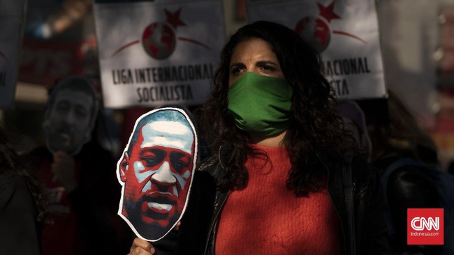 Argentine socialist leader Celeste Fierro leads a march in central Buenos Aires, Argentina, on Tuesday, June 2, 2020, to protest against the recent killing of George Floyd by police officers in Minneapolis, that has led to protests in many countries and across the US. A few hundred people defied the mandatory lockdown imposed since March 20th to march in solidarity with U.S. protests over the killing of Floyd. (AP Photo/Victor R. Caivano)