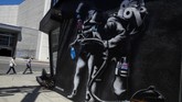 Seni Jalanan Dalam tawa dan harapan A recently painted mural depicts a coronavirus theme Tuesday, April 14, 2020, in Los Angeles. (AP Photo/Marcio Jose Sanchez)