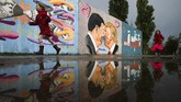 Seni Jalanan Dalam tawa dan harapan Graffiti depicts U.S. President Trump, right, and China's President Xi Jinping kissing each other with face masks on a wall in the public park Mauerpark in Berlin, Germany, Wednesday, April 29, 2020. (AP Photo/Markus Schreiber)