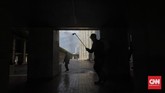Penyemprotan Disinfektan Istiqlal dan Katedral Jelang New Normal Petugas damkar DKI Jakarta menyemprotkan cairan disinfektan di tempat ibadah Masjid Istiqlal dan Gereja Katedral, Jakarta, Rabu (3/6/2020). Langkah ini dilakukan sebagai upaya preventif dalam mendukung kebijakan pemerintah yang akan segera menerapkan kenormalan baru di tengah pandemi Covid-19.