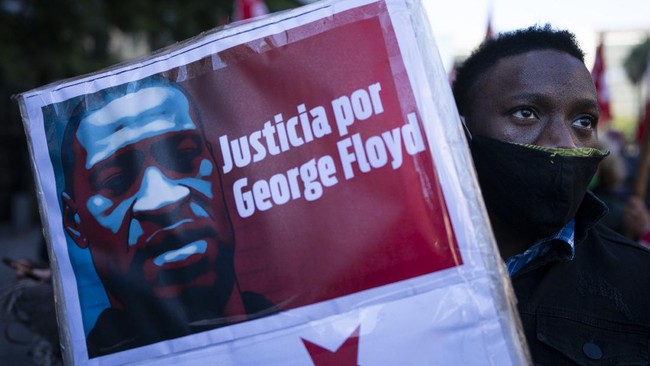 Sidang pertama pelaku pembunuhan George Floyd, Derek Chauvin akan dilaksanakan hari ini, Senin (8/3) di Pengadilan Minneapolis.