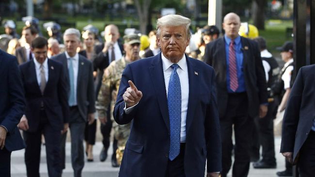 President Donald Trump returns to the White House after visiting outside St. John's Church, Monday, June 1, 2020, in Washington. Part of the church was set on fire during protests on Sunday night. (AP Photo/Patrick Semansky)