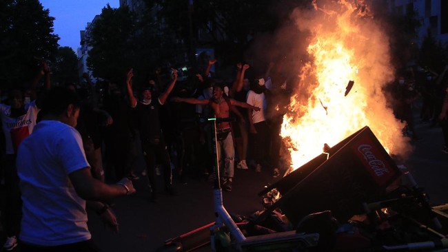 FOTO: Ricuh Demo Dukung George Floyd di Paris