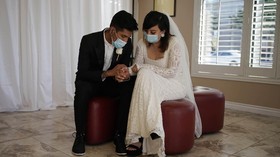 FOTO: Janji Suci Pernikahan di Balik Masker