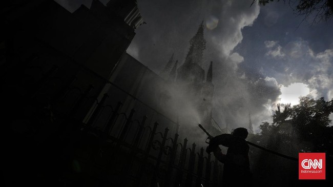FOTO: Sterilisasi Istiqlal dan Katedral Jelang New Normal