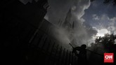 Penyemprotan Disinfektan Istiqlal dan Katedral Jelang New Normal Petugas damkar DKI Jakarta menyemprotkan cairan disinfektan di tempat ibadah Masjid Istiqlal dan Gereja Katedral, Jakarta, Rabu (3/6/2020). Langkah ini dilakukan sebagai upaya preventif dalam mendukung kebijakan pemerintah yang akan segera menerapkan kenormalan baru di tengah pandemi Covid-19.