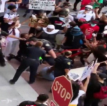 Lagi, Polisi AS Berlaku Kasar Dorong Kepala Wanita Kulit Hitam di Jalan