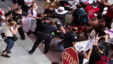 img-title Lagi, Polisi AS Berlaku Kasar Dorong Kepala Wanita Kulit Hitam di Jalan