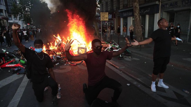 Demo Rusuh di Paris usai Serangan Penembakan Suku Kurdi Demonstrasi memprotes penembakan komunitas suku Kurdi di Paris, Prancis, berujung rusuh pada Jumat (23/12).