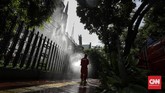 Penyemprotan Disinfektan Istiqlal dan Katedral Jelang New Normal Petugas damkar DKI Jakarta menyemprotkan cairan disinfektan di tempat ibadah Masjid Istiqlal dan Gereja Katedral, Jakarta, Rabu (3/6/2020). Langkah ini dilakukan sebagai upaya preventif dalam mendukung kebijakan pemerintah yang akan segera menerapkan kenormalan baru di tengah pandemi Covid-19.