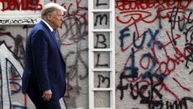 Trump Sindir Demo Black Lives Matter, Bela Monumen Rasialis