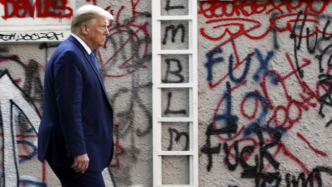 EDS NOTE: OBSCENITY - President Donald Trump walks from the White House through Lafayette Park to visit St. John's Church Monday, June 1, 2020, in Washington. (AP Photo/Patrick Semansky)