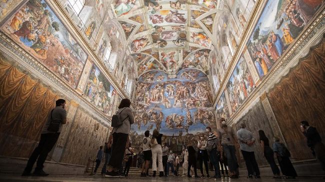 Visitors admire the Sistine Chapel as the Vatican Museum reopened, in Rome, Monday, June 1, 2020. The Vatican Museums reopened Monday to visitors after three months of shutdown following COVID-19 containment measures. (AP Photo/Alessandra Tarantino)