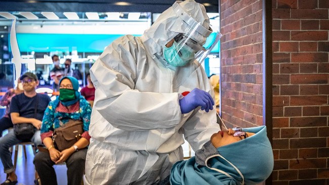 Petugas medis melakukan tes swab COVID-19 terhadap seorang pengunjung di salah satu pusat perbelanjaan modern Kota Semarang, Jawa Tengah, Selasa (2/6/2020). Tes diagnostik cepat (rapid test) dan swab secara acak terhadap pengunjung maupun karyawan pada pusat perbelanjaan modern itu untuk mengetahui kesehatan mereka dalam upaya mendeteksi serta mencegah penyebaran virus Corona (COVID-19) menyusul dibukanya kembali sejumlah pusat perbelanjaan di Kota Semarang. ANTARA FOTO/Aji Styawan/hp.