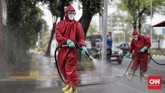 Penyemprotan Disinfektan Istiqlal dan Katedral Jelang New Normal Petugas damkar DKI Jakarta menyemprotkan cairan disinfektan di tempat ibadah Masjid Istiqlal dan Gereja Katedral, Jakarta, Rabu (3/6/2020). Langkah ini dilakukan sebagai upaya preventif dalam mendukung kebijakan pemerintah yang akan segera menerapkan kenormalan baru di tengah pandemi Covid-19.